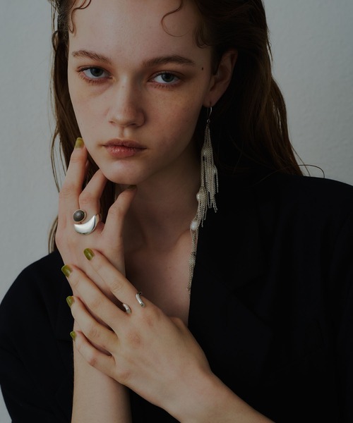 loni（ロニ）の「【金属アレルギー対応】Epiphyllum Color Ring/ストーンモチーフ付きボリュームリング（リング・レディース・ホワイト/グレー/ブラック・#11/#13）」の5枚目の写真