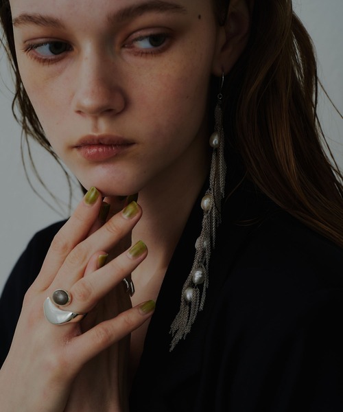 loni（ロニ）の「【金属アレルギー対応】Epiphyllum Color Ring/ストーンモチーフ付きボリュームリング（リング・レディース・ホワイト/グレー/ブラック・#11/#13）」の6枚目の写真