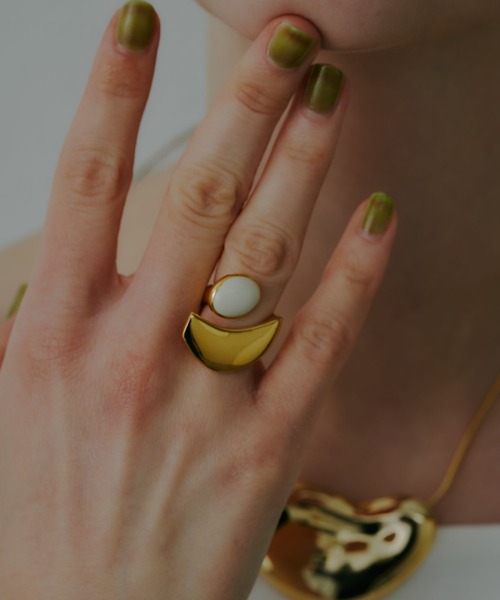 loni（ロニ）の「【金属アレルギー対応】Epiphyllum Color Ring/ストーンモチーフ付きボリュームリング（リング・レディース・ホワイト/グレー/ブラック・#11/#13）」の8枚目の写真