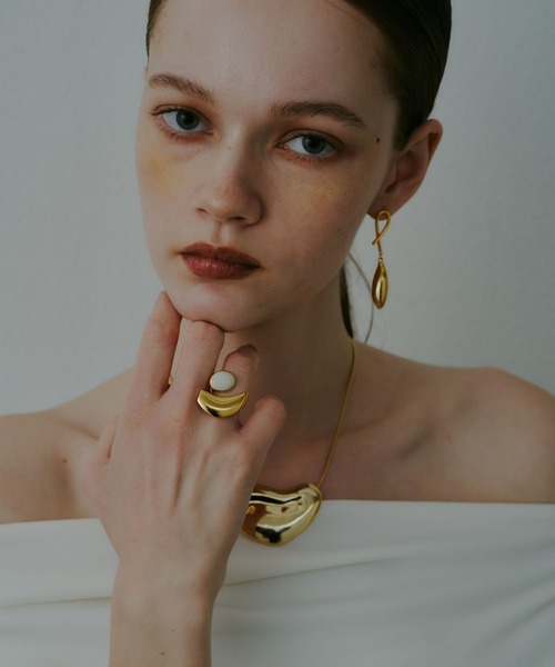 loni（ロニ）の「【金属アレルギー対応】Epiphyllum Color Ring/ストーンモチーフ付きボリュームリング（リング・レディース・ホワイト/グレー/ブラック・#11/#13）」の7枚目の写真