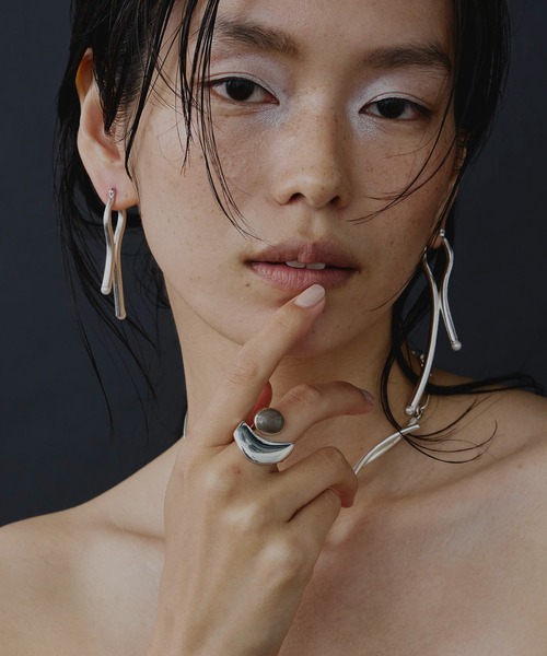 loni（ロニ）の「【金属アレルギー対応】Epiphyllum Color Ring/ストーンモチーフ付きボリュームリング（リング・レディース・ホワイト/グレー/ブラック・#11/#13）」の22枚目の写真