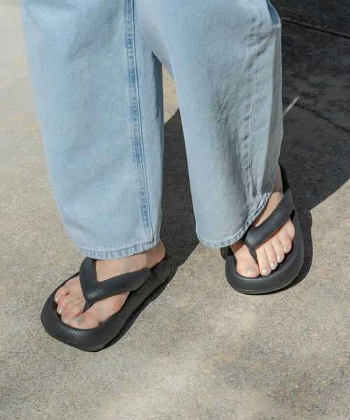 SENSE OF PLACE by URBAN RESEARCH（センスオブプレイスバイアーバンリサーチ）の「『WEB/一部店舗限定』トングクッションサンダル（サンダル・レディース・ブラック・23.5/24.5）」の14枚目の写真