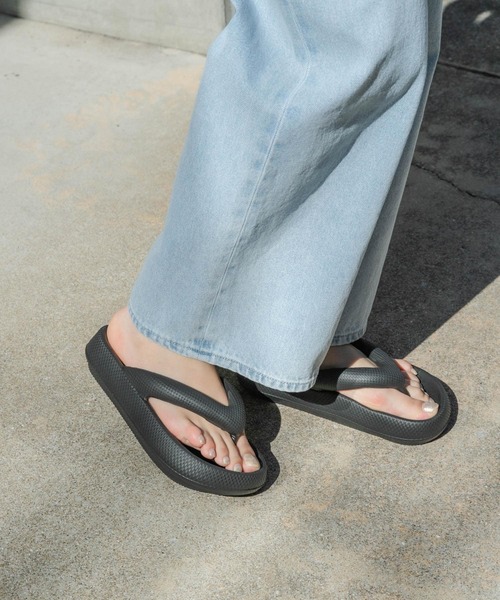 SENSE OF PLACE by URBAN RESEARCH（センスオブプレイスバイアーバンリサーチ）の「『WEB/一部店舗限定』トングクッションサンダル（サンダル・レディース・ブラック・23.5/24.5）」の13枚目の写真