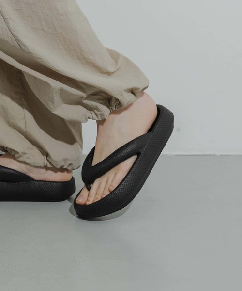 SENSE OF PLACE by URBAN RESEARCH（センスオブプレイスバイアーバンリサーチ）の「『WEB/一部店舗限定』トングクッションサンダル（サンダル・レディース・ブラック・23.5/24.5）」の12枚目の写真