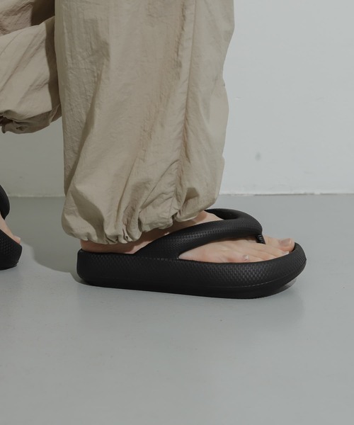 SENSE OF PLACE by URBAN RESEARCH（センスオブプレイスバイアーバンリサーチ）の「『WEB/一部店舗限定』トングクッションサンダル（サンダル・レディース・ブラック・23.5/24.5）」の11枚目の写真