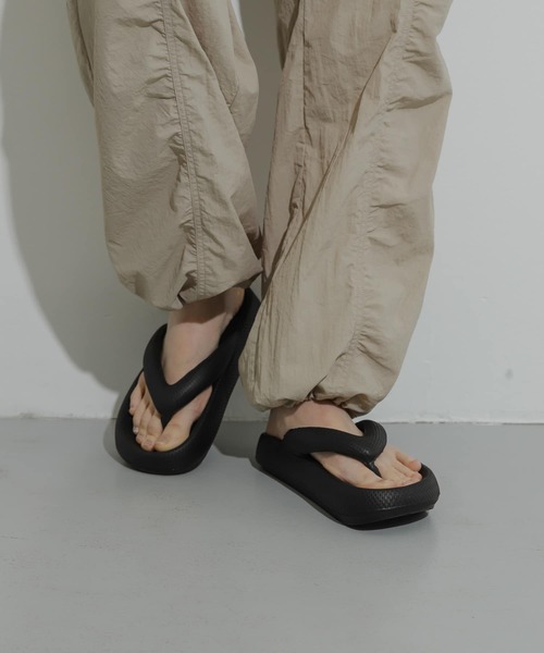 SENSE OF PLACE by URBAN RESEARCH（センスオブプレイスバイアーバンリサーチ）の「『WEB/一部店舗限定』トングクッションサンダル（サンダル・レディース・ブラック・23.5/24.5）」の9枚目の写真