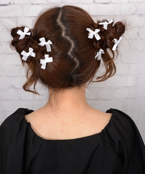 VIBGYOR Women（ヴィブジョー　ウィメン）の「【float】ミニリボン ミニヘアクリップ【8個セット/7色展開/イベント/発表会/ヘアアレンジ】（バレッタ/ヘアクリップ・レディース・パープル/ホワイト/レッド/アイボリー/ブラック/ブルー/ワインレッド・FREE）」の2枚目の写真