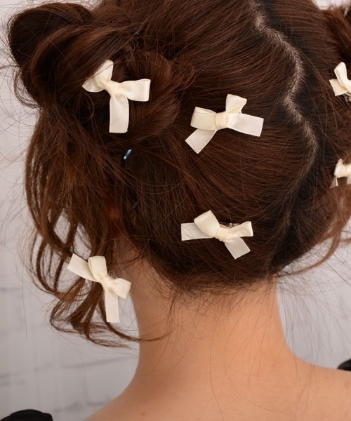 VIBGYOR Women（ヴィブジョー　ウィメン）の「【float】ミニリボン ミニヘアクリップ【8個セット/7色展開/イベント/発表会/ヘアアレンジ】（バレッタ/ヘアクリップ・レディース・パープル/ホワイト/レッド/アイボリー/ブラック/ブルー/ワインレッド・FREE）」の3枚目の写真