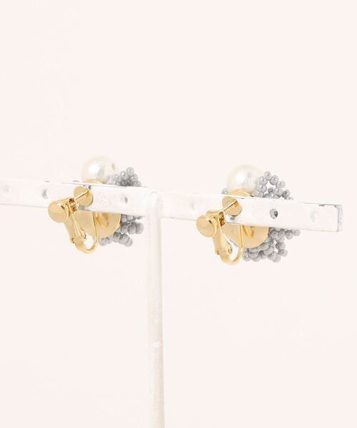 tone（トーン）の「【Hi-na】【Beads Works】ボリュームビーズ×コットンパール　イヤリング(MA)（イヤリング・レディース・ネイビー/グレー/ベージュ・FREE）」の4枚目の写真