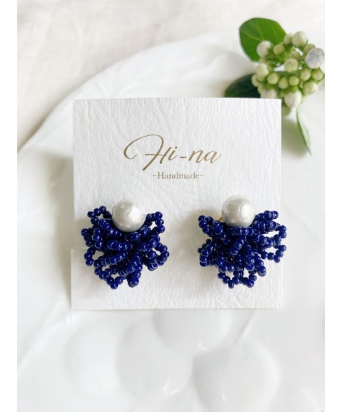tone（トーン）の「【Hi-na】【Beads Works】ボリュームビーズ×コットンパール　イヤリング(MA)（イヤリング・レディース・ネイビー/グレー/ベージュ・FREE）」の2枚目の写真