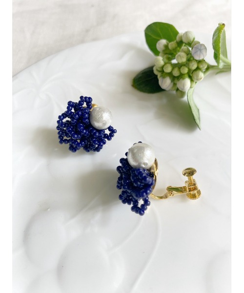 tone（トーン）の「【Hi-na】【Beads Works】ボリュームビーズ×コットンパール　イヤリング(MA)（イヤリング・レディース・ネイビー/グレー/ベージュ・FREE）」の5枚目の写真