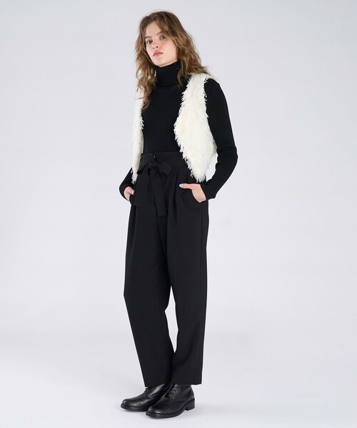 To b. by agnes b.（トゥービーバイアニエスベー）の「ダブルクロス タックパンツ（その他パンツ・レディース・ブラック・40/36/38）」の9枚目の写真