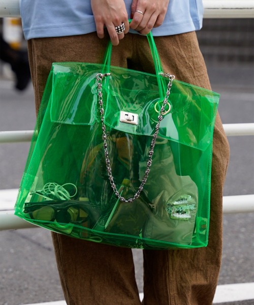 FRUIT OF THE LOOM（フルーツオブザルーム）の「【FRUIT OF THE LOOM】VINYL TOTE BAG/PVCトートバッグ/ステッカーシール付（トートバッグ・レディース・ミント/ブラウン/ブラック/オレンジ・FREE）」の4枚目の写真