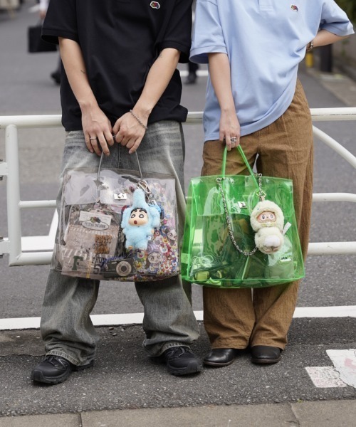 FRUIT OF THE LOOM（フルーツオブザルーム）の「【FRUIT OF THE LOOM】VINYL TOTE BAG/PVCトートバッグ/ステッカーシール付（トートバッグ・レディース・ミント/ブラウン/ブラック/オレンジ・FREE）」の16枚目の写真