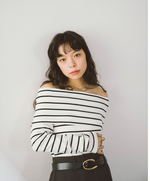 DRWCYS(ドロシーズ)の「ボーダーオフショルカットトップス(Tシャツ/カットソー・レディース・ホワイト/グレー・FREE)」の5枚目の写真