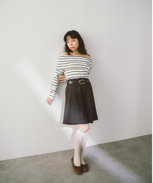 DRWCYS(ドロシーズ)の「ボーダーオフショルカットトップス(Tシャツ/カットソー・レディース・ホワイト/グレー・FREE)」の3枚目の写真