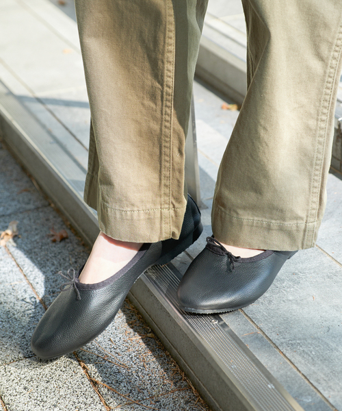 Spick & Span(スピックアンドスパン)の「CROWN / クラウン Bow Ballroom(バレエシューズ・レディース・ホワイト/ブラック・23.5cm/24.5cm/25.5cm)」の3枚目の写真