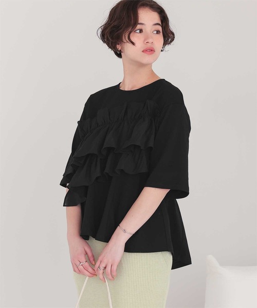 titivate(ティティベイト)の「アシンメトリーギャザーフリルドッキングトップス(Tシャツ/カットソー・レディース・オフホワイト/ブラック/チャコール・L/S/M)」の2枚目の写真
