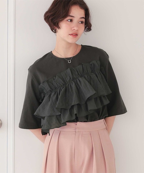 titivate(ティティベイト)の「アシンメトリーギャザーフリルドッキングトップス(Tシャツ/カットソー・レディース・オフホワイト/ブラック/チャコール・L/S/M)」の16枚目の写真