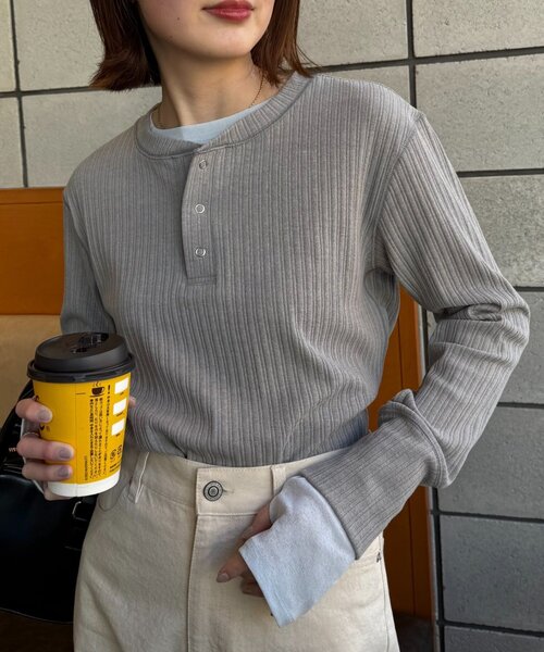 CIAOPANIC TYPY(チャオパニックティピー)の「【willow】ヘンリーネックレイヤード配色シアートップス(Tシャツ/カットソー・レディース・グレー/イエロー・ONE SIZE)」の2枚目の写真