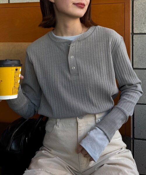 CIAOPANIC TYPY(チャオパニックティピー)の「【willow】ヘンリーネックレイヤード配色シアートップス(Tシャツ/カットソー・レディース・グレー/イエロー・ONE SIZE)」の3枚目の写真