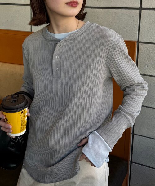 CIAOPANIC TYPY(チャオパニックティピー)の「【willow】ヘンリーネックレイヤード配色シアートップス(Tシャツ/カットソー・レディース・グレー/イエロー・ONE SIZE)」の4枚目の写真