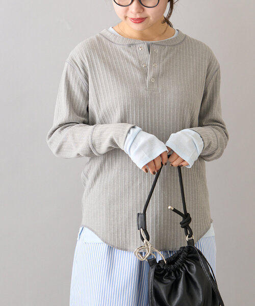 CIAOPANIC TYPY(チャオパニックティピー)の「【willow】ヘンリーネックレイヤード配色シアートップス(Tシャツ/カットソー・レディース・グレー/イエロー・ONE SIZE)」の7枚目の写真