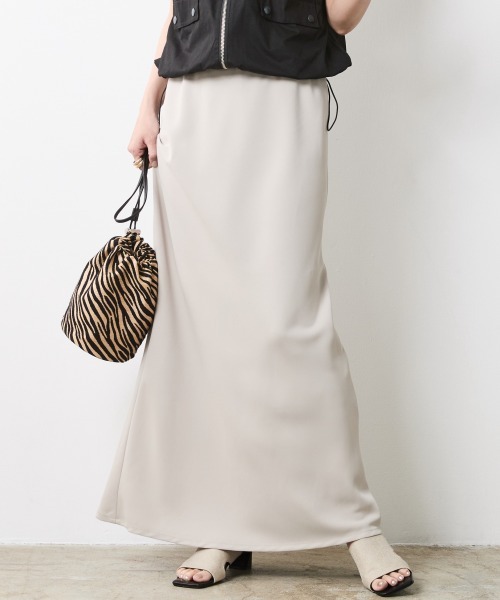 CHIC STYLE(シックスタイル)の「バイアスナローマキシスカート<大きいサイズ有>シックスタイル(スカート・レディース・ブラック/ベージュ・L/M/5L/4L/3L/LL)」の2枚目の写真