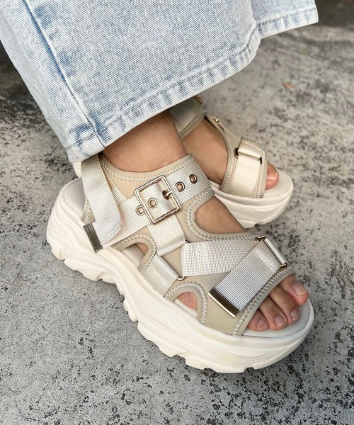 INGNI（イング）の「バックルボリュームスポサン（サンダル・レディース・ブラック/アイボリー・M/L）」の5枚目の写真