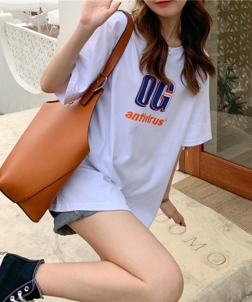 maison de LATIR(メゾンドラティール)の「立体英字ロゴオーバーサイズTシャツ(Tシャツ/カットソー・レディース・ブラック/ブルー/ホワイト・M/L/XL)」の4枚目の写真