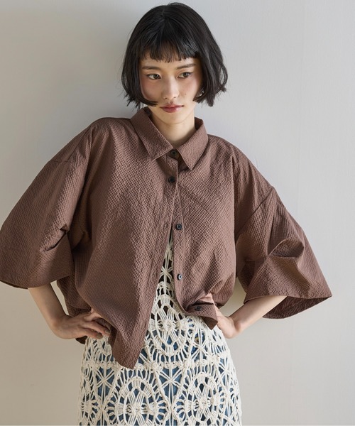 THE YOn(ザヨン)の「タックハーフスリーブサッカークロップドシャツ(シャツ/ブラウス・レディース・アイボリー/ブラック/ブラウン/ピンク/レッド/サックスブルー・FREE)」の4枚目の写真
