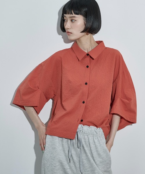 THE YOn(ザヨン)の「タックハーフスリーブサッカークロップドシャツ(シャツ/ブラウス・レディース・アイボリー/ブラック/ブラウン/ピンク/レッド/サックスブルー・FREE)」の6枚目の写真