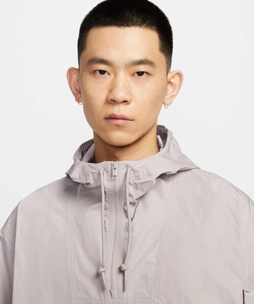 NIKE(ナイキ)の「ナイキ スポーツウェア メンズ マリーナ アノラック ジャケット / Nike Club Men's Marina Anorak Jacket IB7558-009 College Grey(マウンテンパーカー・メンズ・グレー系その他2・S/M/L/XL/2XL)」の5枚目の写真