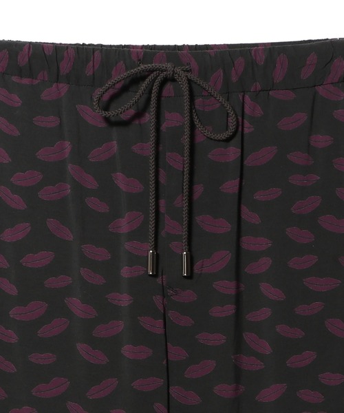 mando（マンド）の「mando / 総柄ワイドイージーパンツ《ESTNATION EXCLUSIVE》（その他パンツ・メンズ・ピンク系その他・2/3）」の3枚目の写真