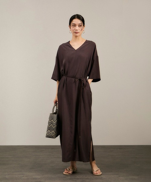 SALON adam et rope'（サロン アダム エ ロペ）の「キュプラツイルVネックワンピース（ワンピース・レディース・ブラウン/ベージュ・FREE）」の2枚目の写真