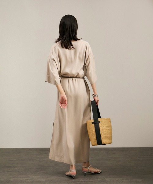 SALON adam et rope'（サロン アダム エ ロペ）の「キュプラツイルVネックワンピース（ワンピース・レディース・ブラウン/ベージュ・FREE）」の15枚目の写真