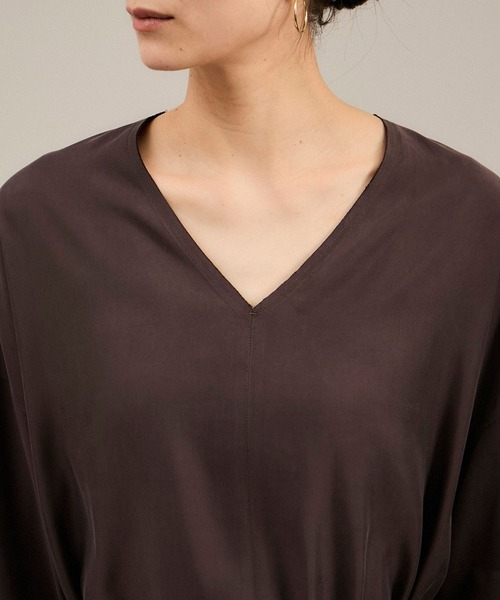 SALON adam et rope'（サロン アダム エ ロペ）の「キュプラツイルVネックワンピース（ワンピース・レディース・ブラウン/ベージュ・FREE）」の3枚目の写真