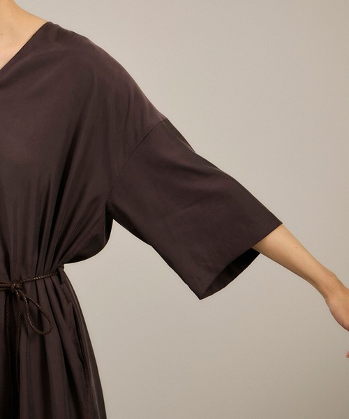 SALON adam et rope'（サロン アダム エ ロペ）の「キュプラツイルVネックワンピース（ワンピース・レディース・ブラウン/ベージュ・FREE）」の4枚目の写真