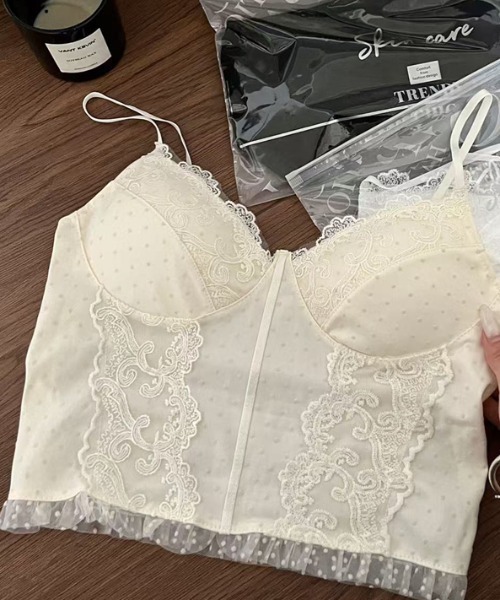 Sibra(シブラ)の「カップ付きレースキャミソールトップス・繊細チュール×美シルエットデザイン(キャミソール・レディース・ホワイト/アイボリー/ブラック・M)」の10枚目の写真
