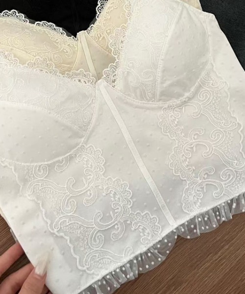 Sibra(シブラ)の「カップ付きレースキャミソールトップス・繊細チュール×美シルエットデザイン(キャミソール・レディース・ホワイト/アイボリー/ブラック・M)」の15枚目の写真