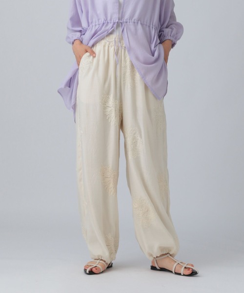 LEPSIM(レプシィム)の「シアー刺繍イージーパンツ 498786(その他パンツ・レディース・ブラック/アイボリー・FREE)」の3枚目の写真