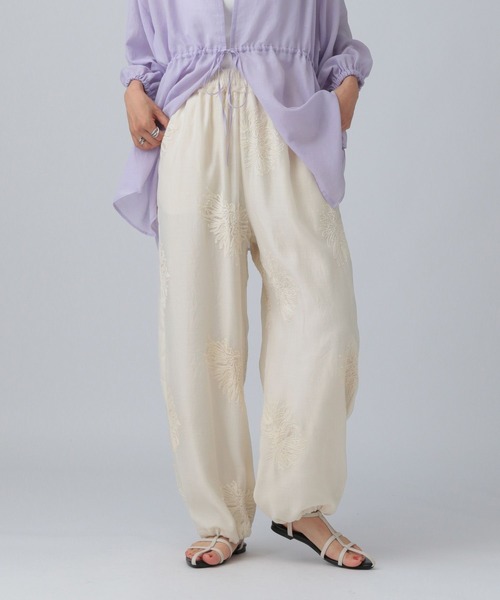 LEPSIM(レプシィム)の「シアー刺繍イージーパンツ 498786(その他パンツ・レディース・ブラック/アイボリー・FREE)」の4枚目の写真