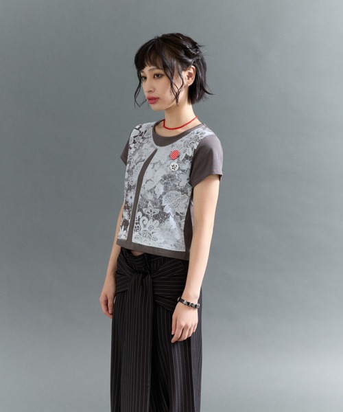 FTW(エフティダブリュー)の「LACE PRINT TOP(Tシャツ/カットソー・レディース・チャコールグレー/オフホワイト・MEDIUM/SMALL)」の4枚目の写真
