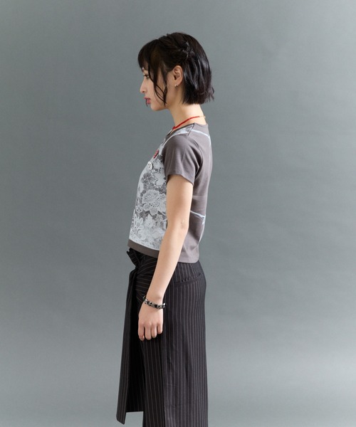 FTW(エフティダブリュー)の「LACE PRINT TOP(Tシャツ/カットソー・レディース・チャコールグレー/オフホワイト・MEDIUM/SMALL)」の5枚目の写真