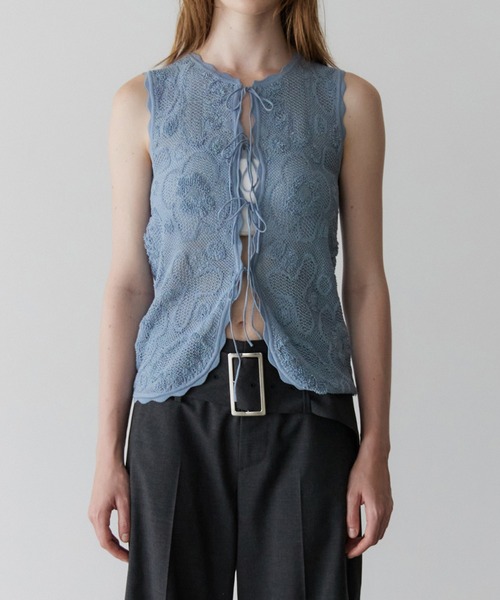 LE CIEL BLEU（ルシェルブルー）の「ジャカードニットベスト w/リボンタイフロント / Jacquard Knit Vest w/Ribbon Tie Front（ニット/セーター・レディース・ブルー/ホワイト・36）」の8枚目の写真