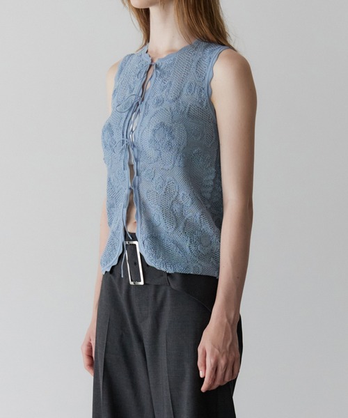 LE CIEL BLEU（ルシェルブルー）の「ジャカードニットベスト w/リボンタイフロント / Jacquard Knit Vest w/Ribbon Tie Front（ニット/セーター・レディース・ブルー/ホワイト・36）」の6枚目の写真
