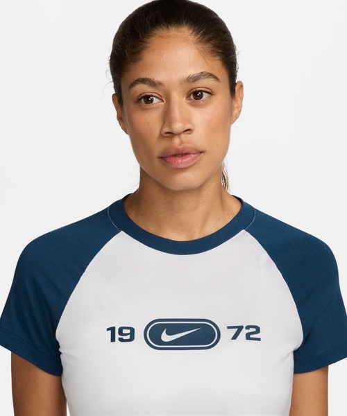 NIKE（ナイキ）の「ナイキ  NSW CHLL KNT S/S  RGLN NIKE（Tシャツ/カットソー・レディース・グレー/ホワイト×ブルー・S/M/L）」の3枚目の写真