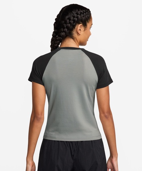 NIKE（ナイキ）の「ナイキ  NSW CHLL KNT S/S  RGLN NIKE（Tシャツ/カットソー・レディース・グレー/ホワイト×ブルー・S/M/L）」の6枚目の写真