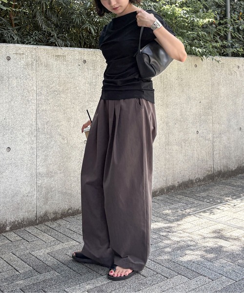 feepur（フェピュール）の「アシンメトリーラッフルシアーTee（Tシャツ/カットソー・レディース・オフホワイト/ブラック・MEDIUM）」の4枚目の写真