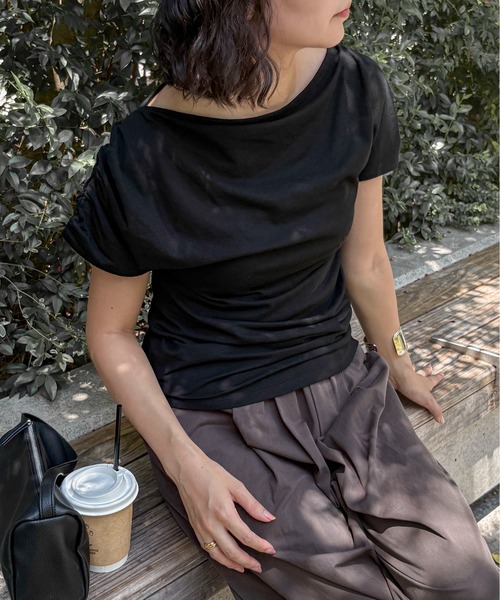 feepur（フェピュール）の「アシンメトリーラッフルシアーTee（Tシャツ/カットソー・レディース・オフホワイト/ブラック・MEDIUM）」の6枚目の写真